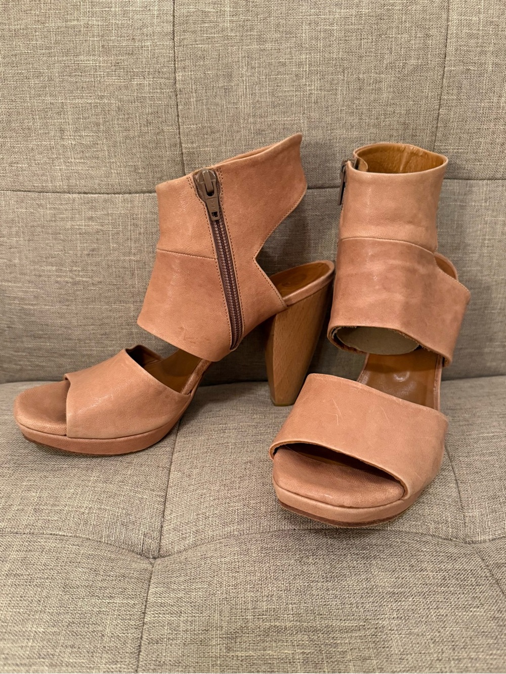 COCLICO Leather Block Heel Sandals in Light Brown